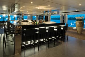 Emerald Waterways - Star Ships - Horizon Lounge and Bar.jpg